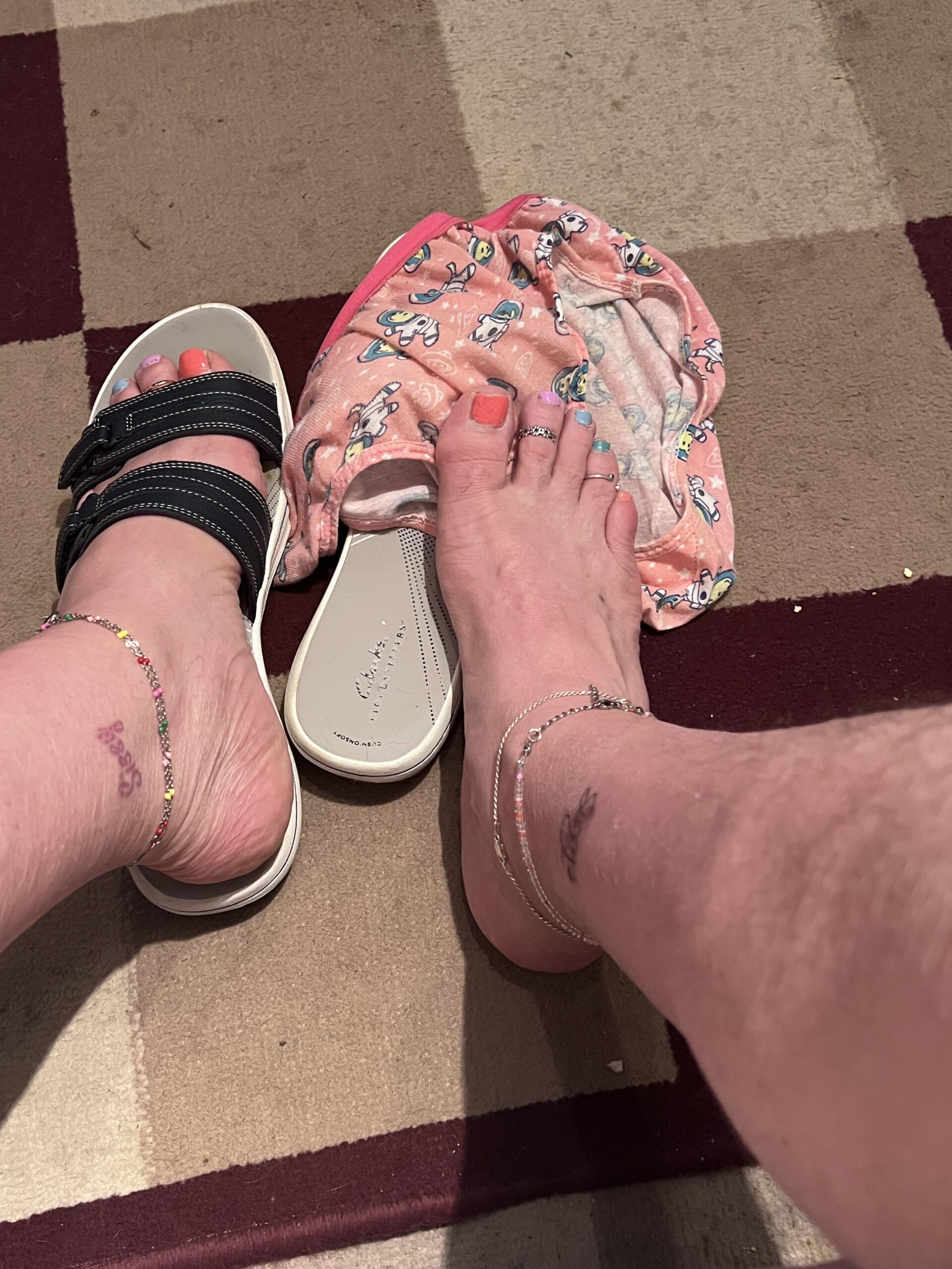 Sissyjenni paints his toes