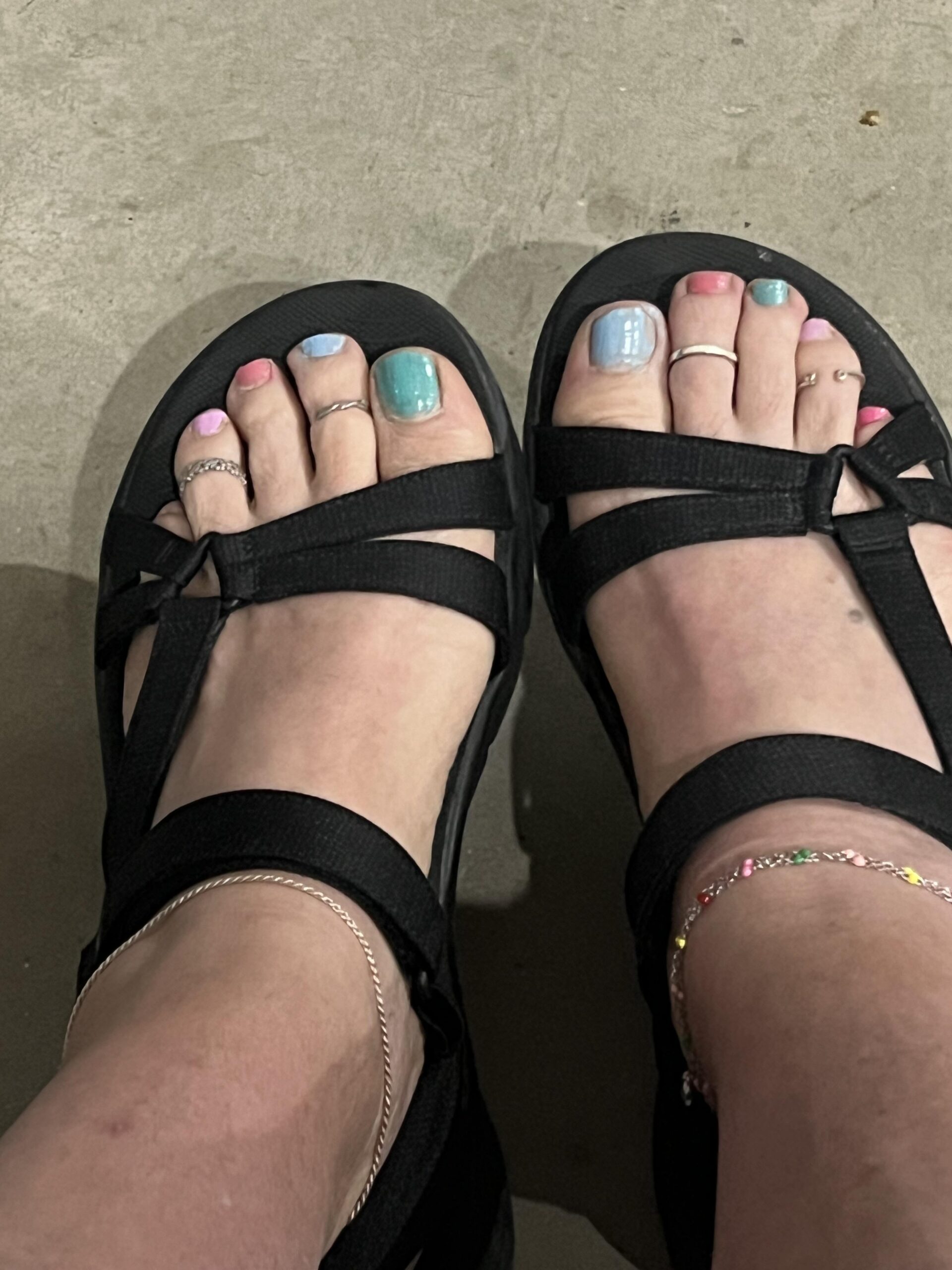 Sissyjenni paints his toes