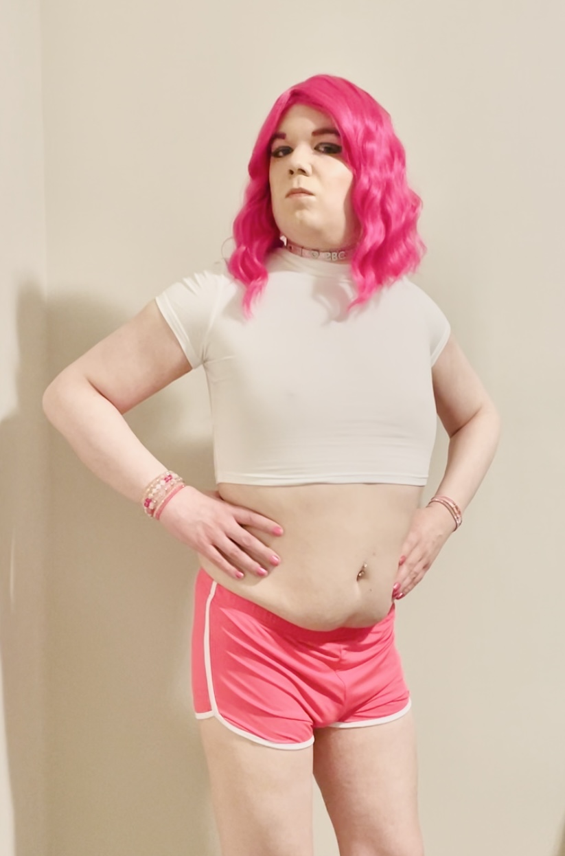 Sissy Donna ready for a workout – she needs a hung partner