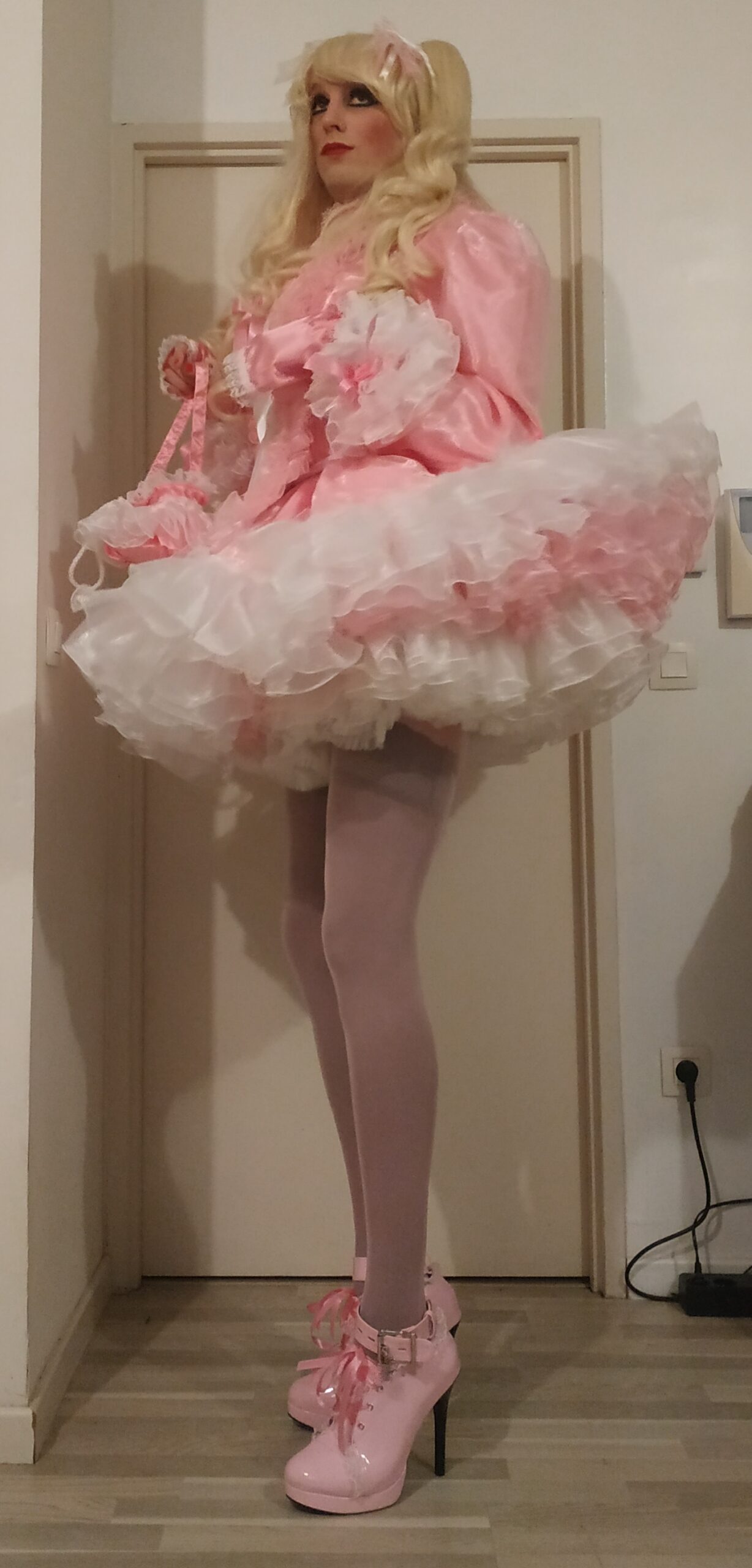 Sissy Marga – Pink sissy maid posing