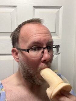 Extend this stupid sissy’s exposure