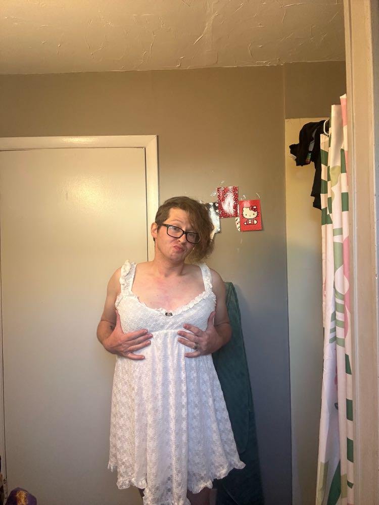 Shane Eaton aka sissy nixxi dares to be spread online and texted!