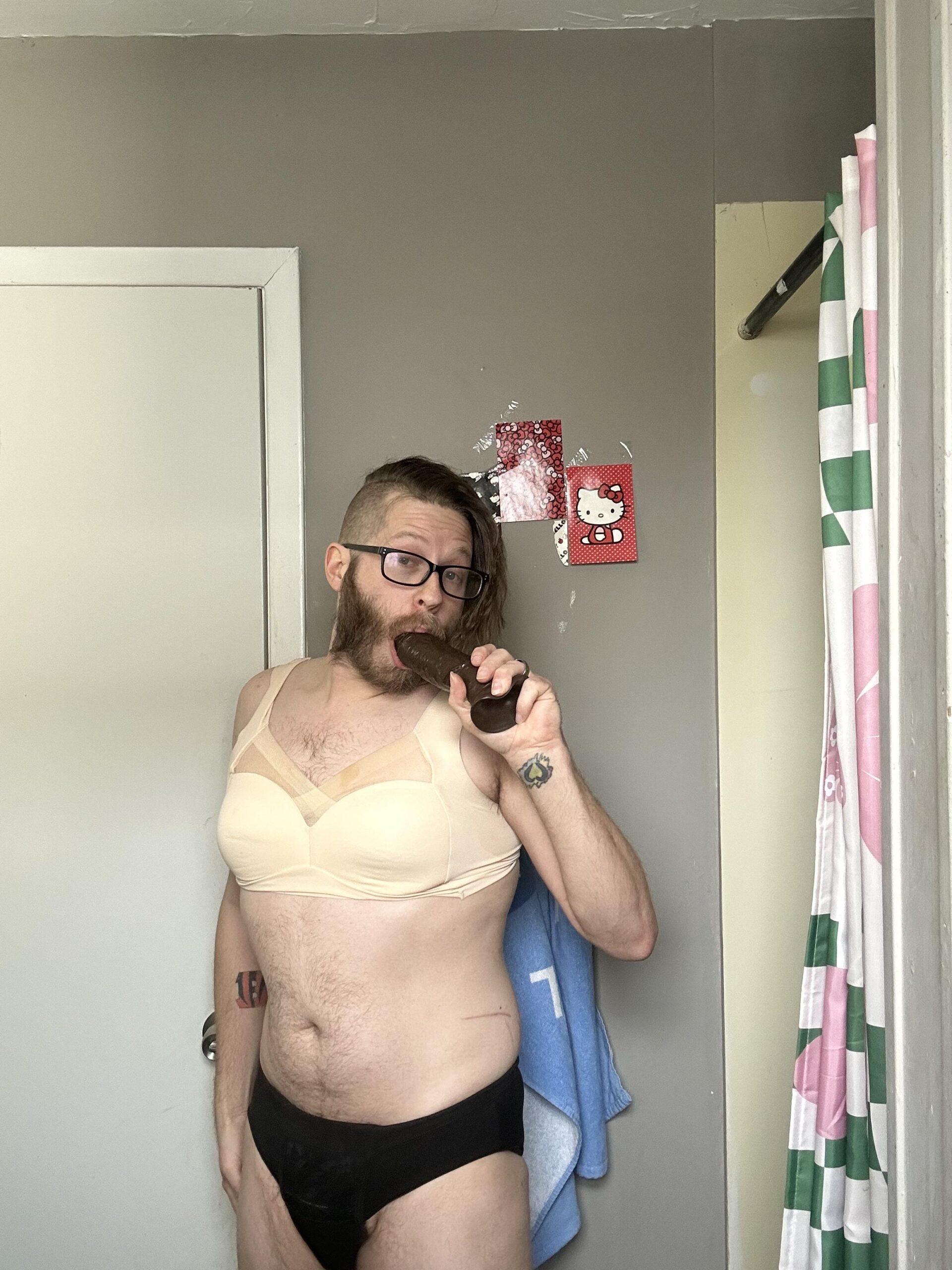 Shane Eaton aka sissy nixxi dares to be spread online and texted!