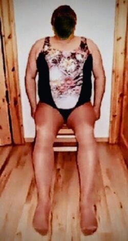 ~ Transvestit in nylons pantyhose Strumpfhosen on chair