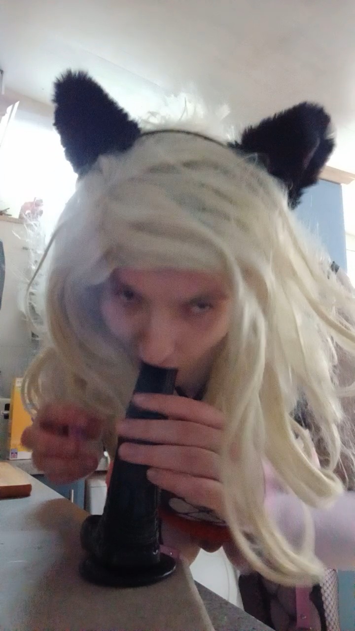 sl*t kitten girl sucking big dildo