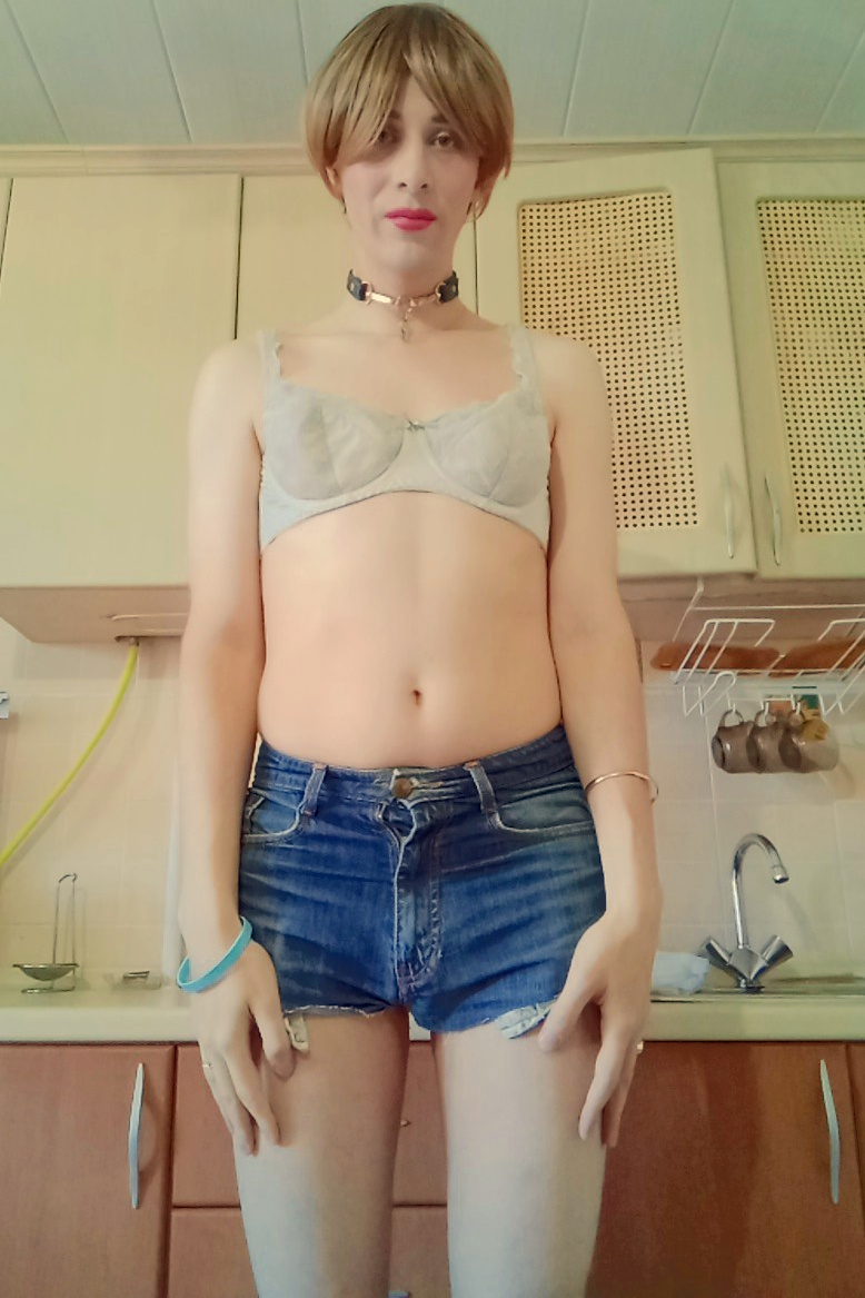 Sissy in kitchen
