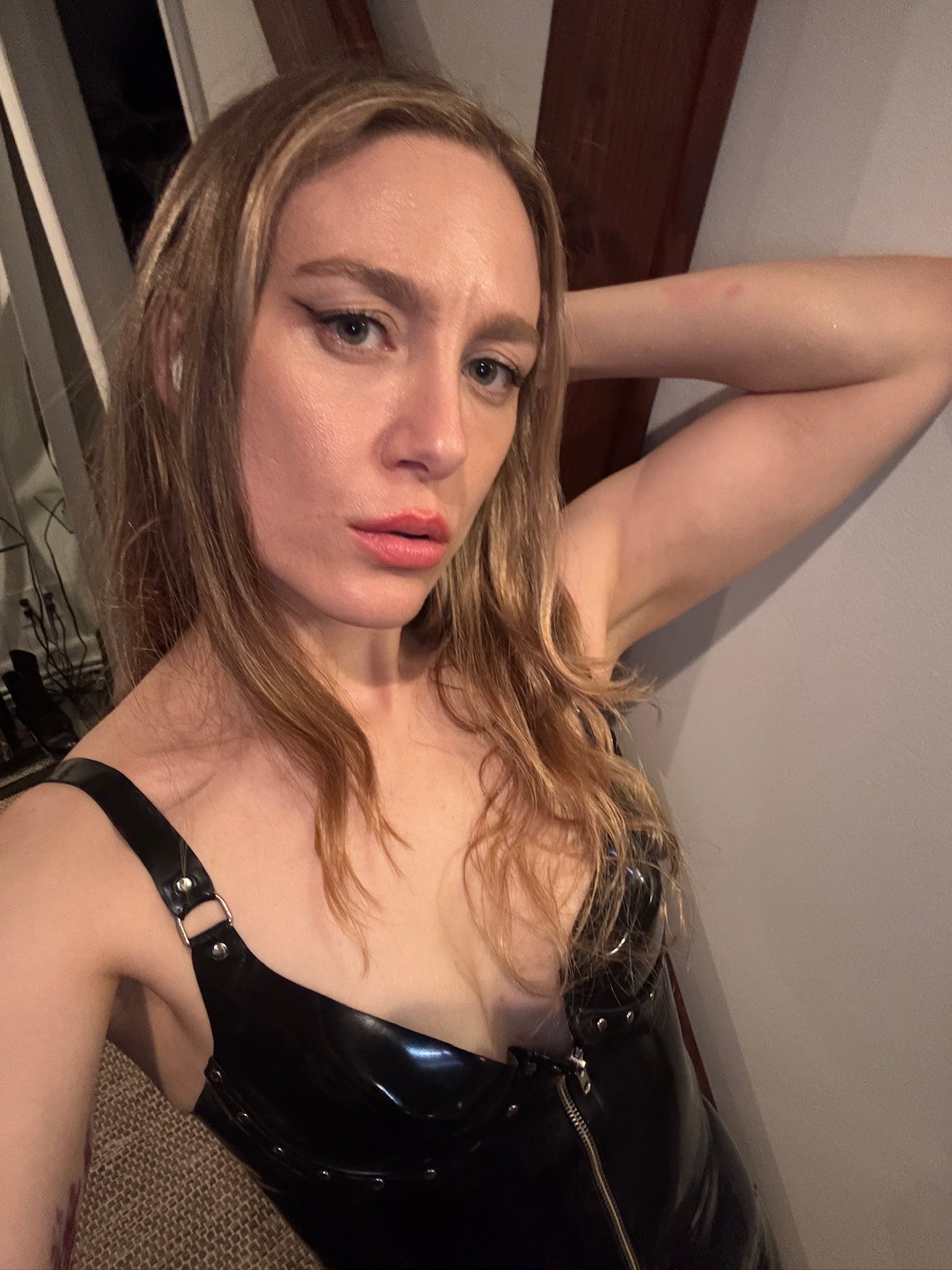 EXPERIENCE EXCLUSIVE SESSION FOR NEWBIE SISSY SUB